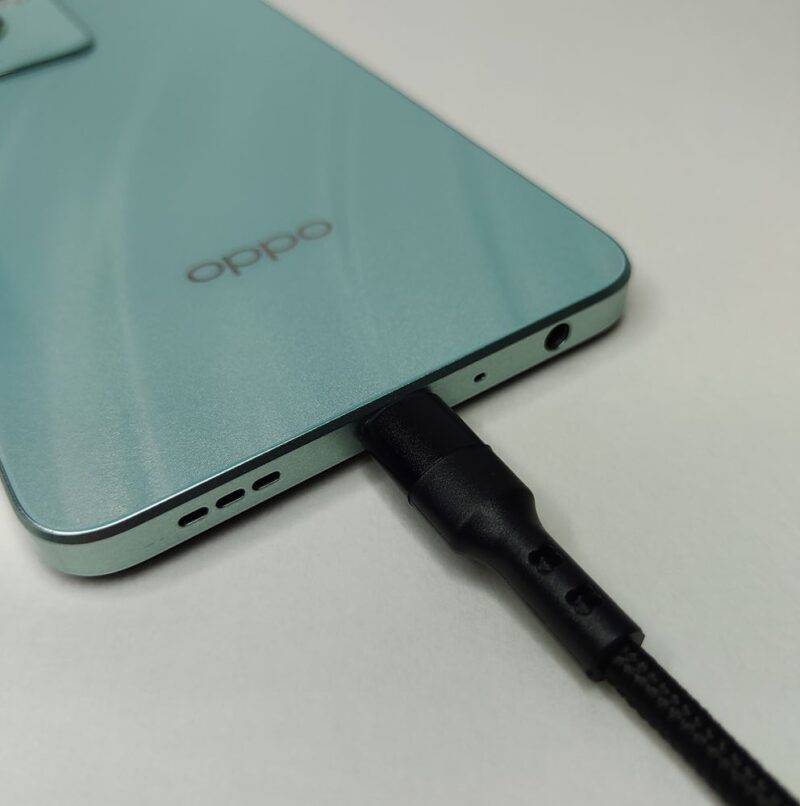 OPPO A79 5Gに充電ケーブル差し込む