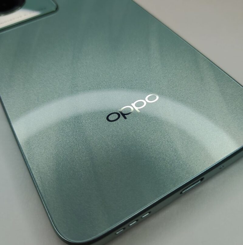 リングライトに照らされるOPPO A79 5G