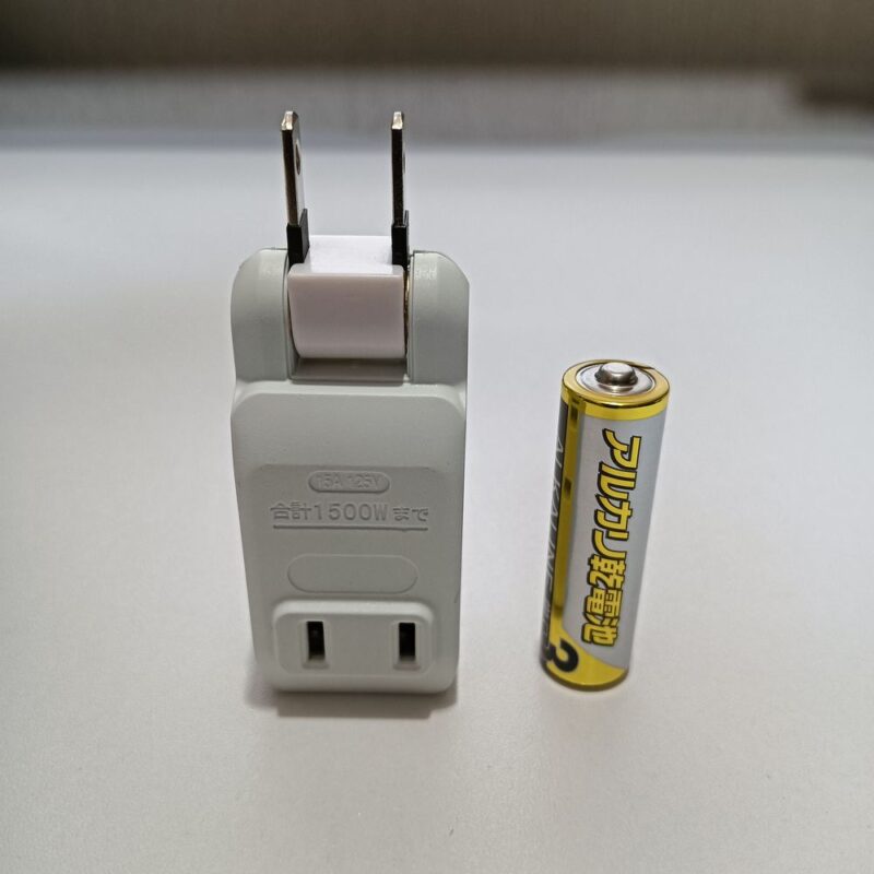 オーム電機(OHM)マイクロタップ 4個口 HS-A1415Wと電池の比較