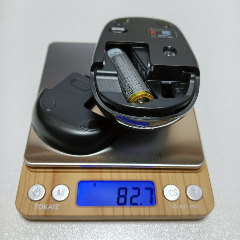 単三電池を使った無線マウスの重さ82.7g。