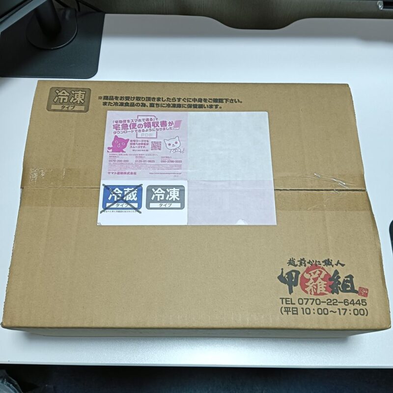 越前かに職人甲羅組 生ズワイガニ 肩肉 1kg×3個入の箱。