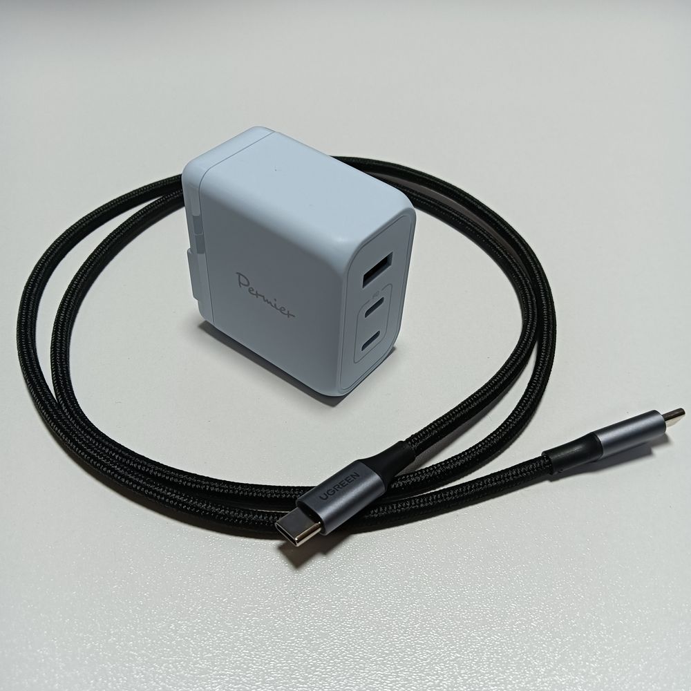 多摩電子工業の65W急速充電器とUGREENの100W5Aの充電ケーブル。