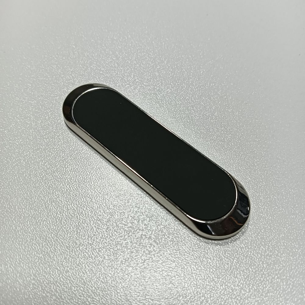 強力ネオジム磁石搭載のスマホホルダー長さ7cm幅2cm厚さ0.5cm。