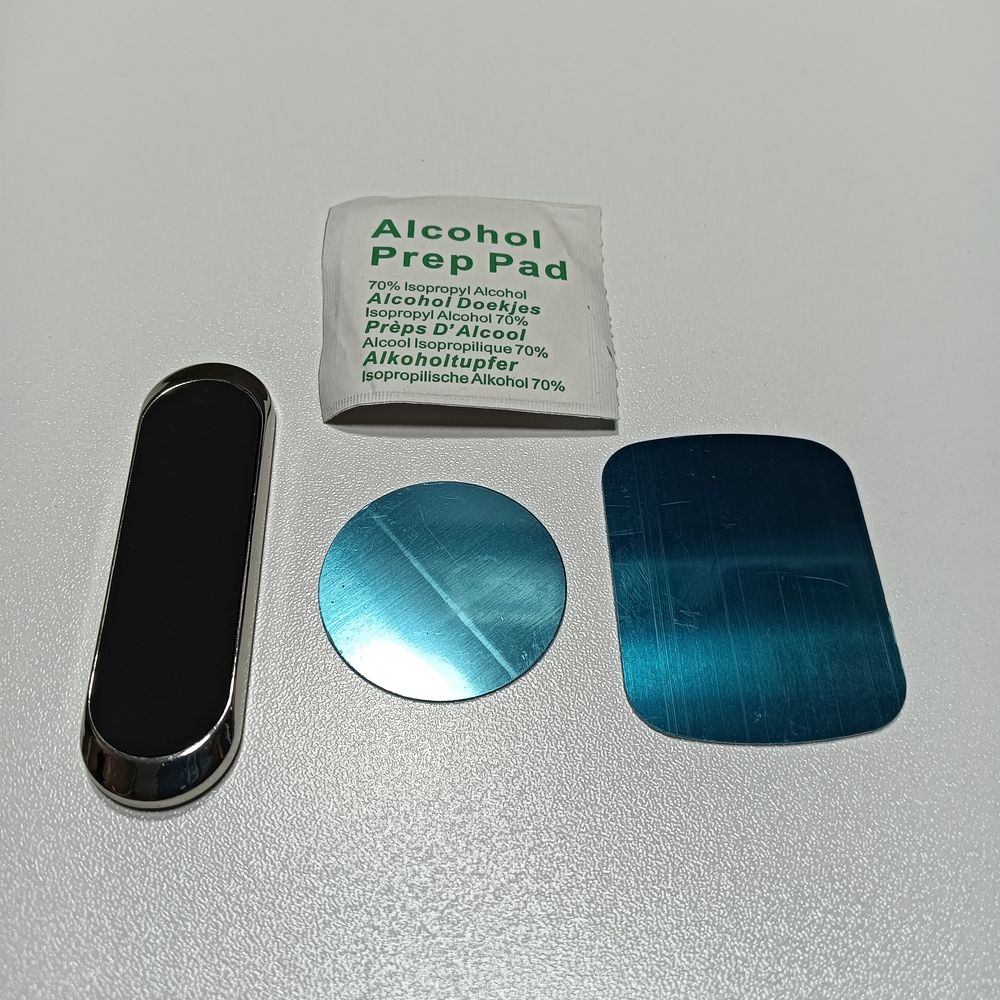 強力ネオジム磁石搭載のスマホホルダーと付属品。