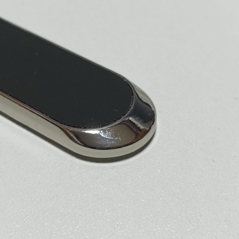 強力ネオジム磁石搭載のスマホホルダーの金属部分。