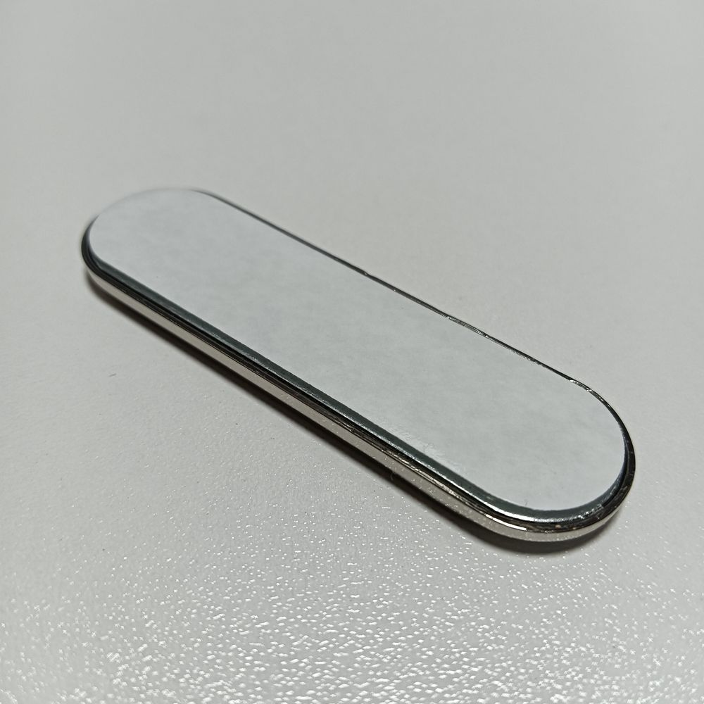 強力ネオジム磁石搭載のスマホホルダーの裏側にある粘着テープ保護フィルム。