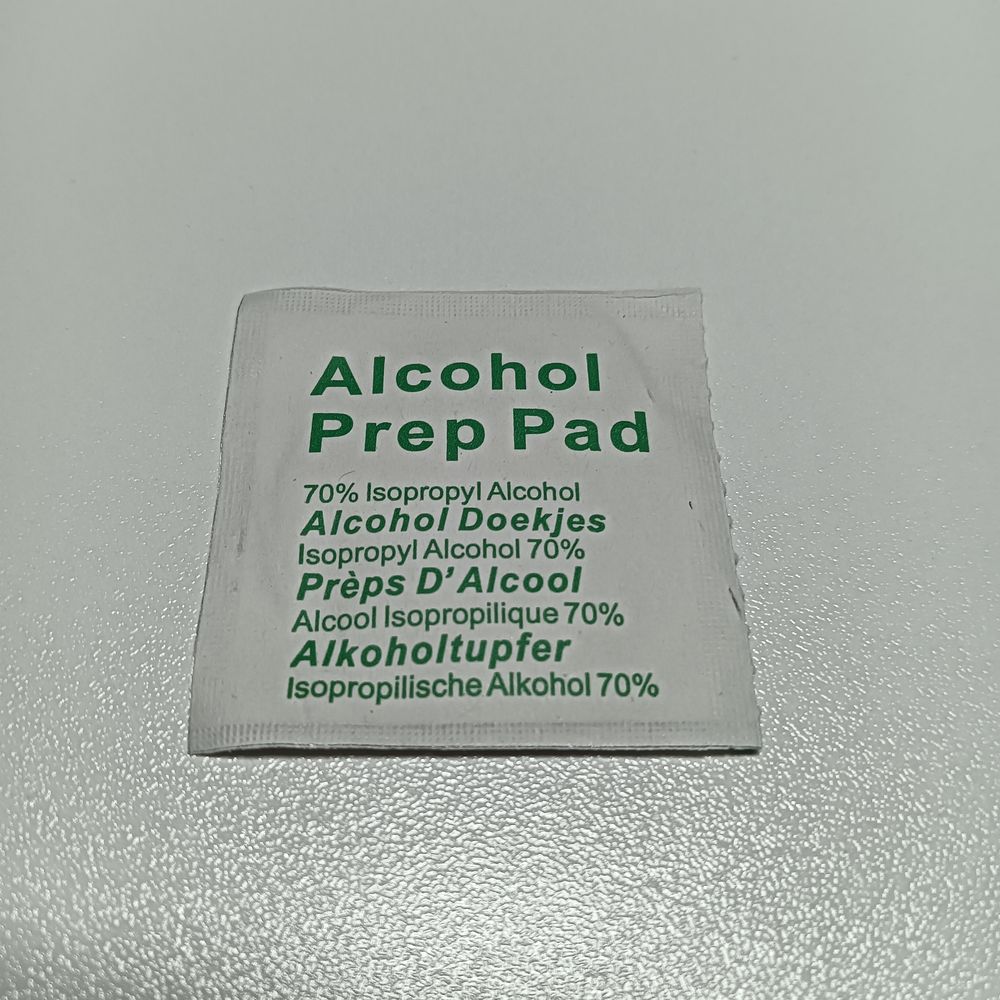 強力ネオジム磁石搭載のスマホホルダーの付属品アルコールパッド。