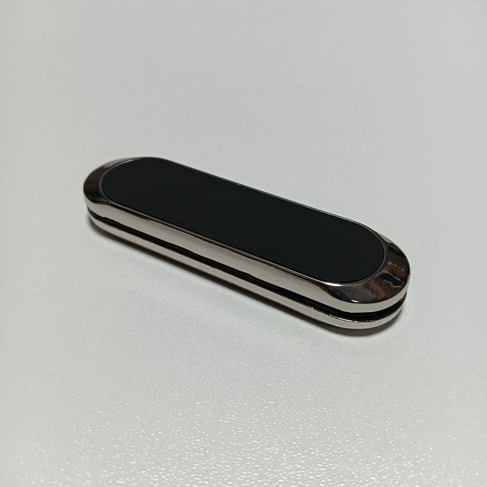 強力ネオジム磁石搭載のスマホホルダー2個を粘着部分同士で貼り合わせた状態。