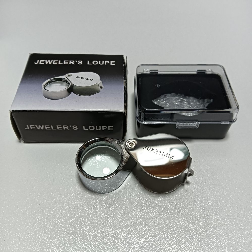 30倍ルーペ(拡大鏡)と付属品。