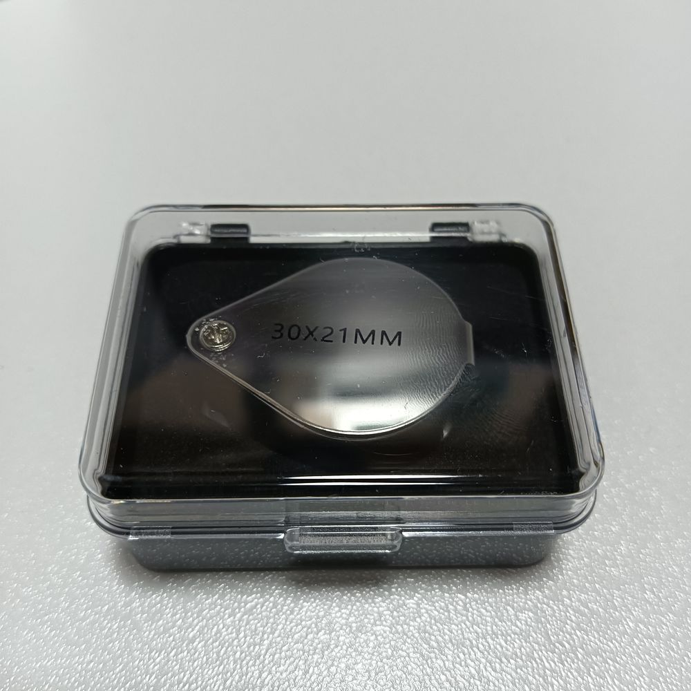 収納ケースに入れた30倍ルーペ(拡大鏡)。