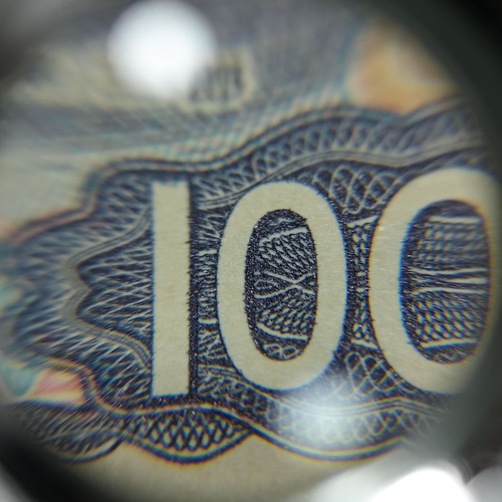 千円札に描かれた右下の1000という数字を30倍ルーペ(拡大鏡)で拡大。