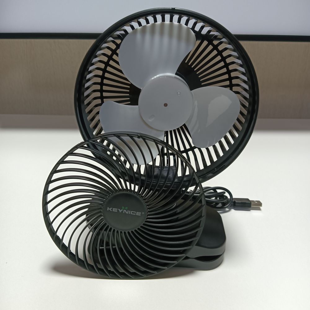 蓋が簡単に外れるKeynice USB卓上扇風機 KN-893。