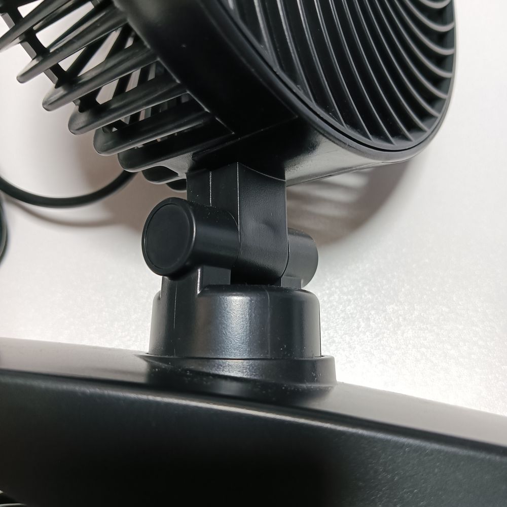 Keynice USB卓上扇風機 KN-893の左右に360度、上下に180度の角度調整ができる部分。