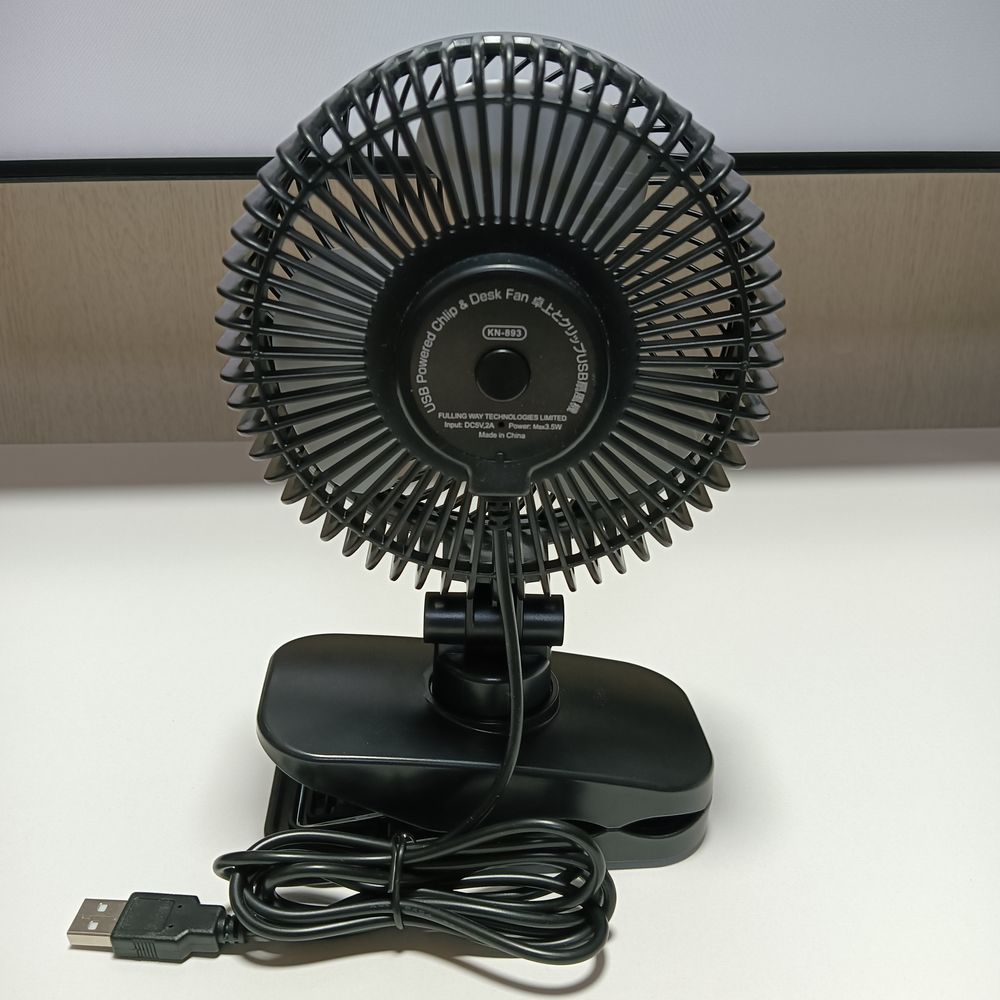 Keynice USB卓上扇風機 KN-893の裏側にあるスイッチ。