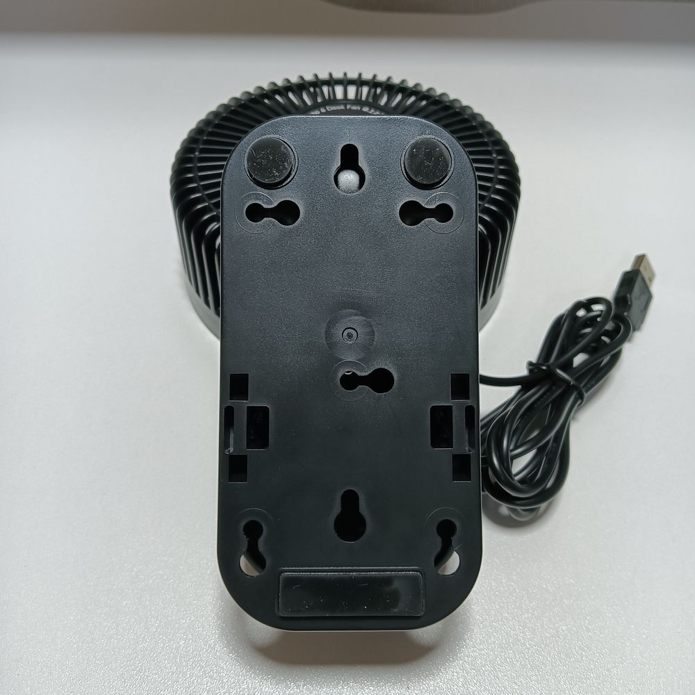 Keynice USB卓上扇風機 KN-893の土台裏側の滑り止めと壁掛け穴。