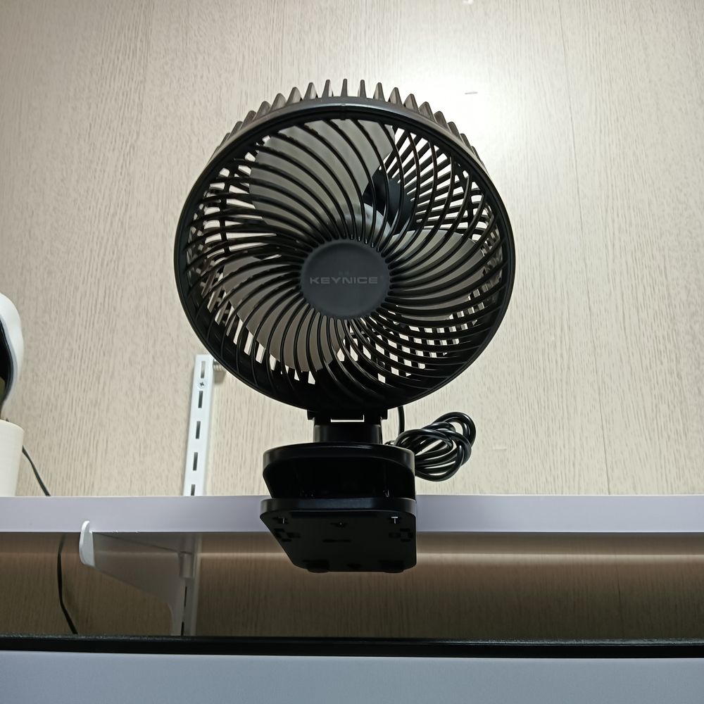 クリップで棚板に挟んだKeynice USB卓上扇風機 KN-893。