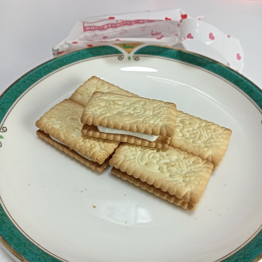 1袋5個入ってる江崎グリコのビスコを皿の上に出した。