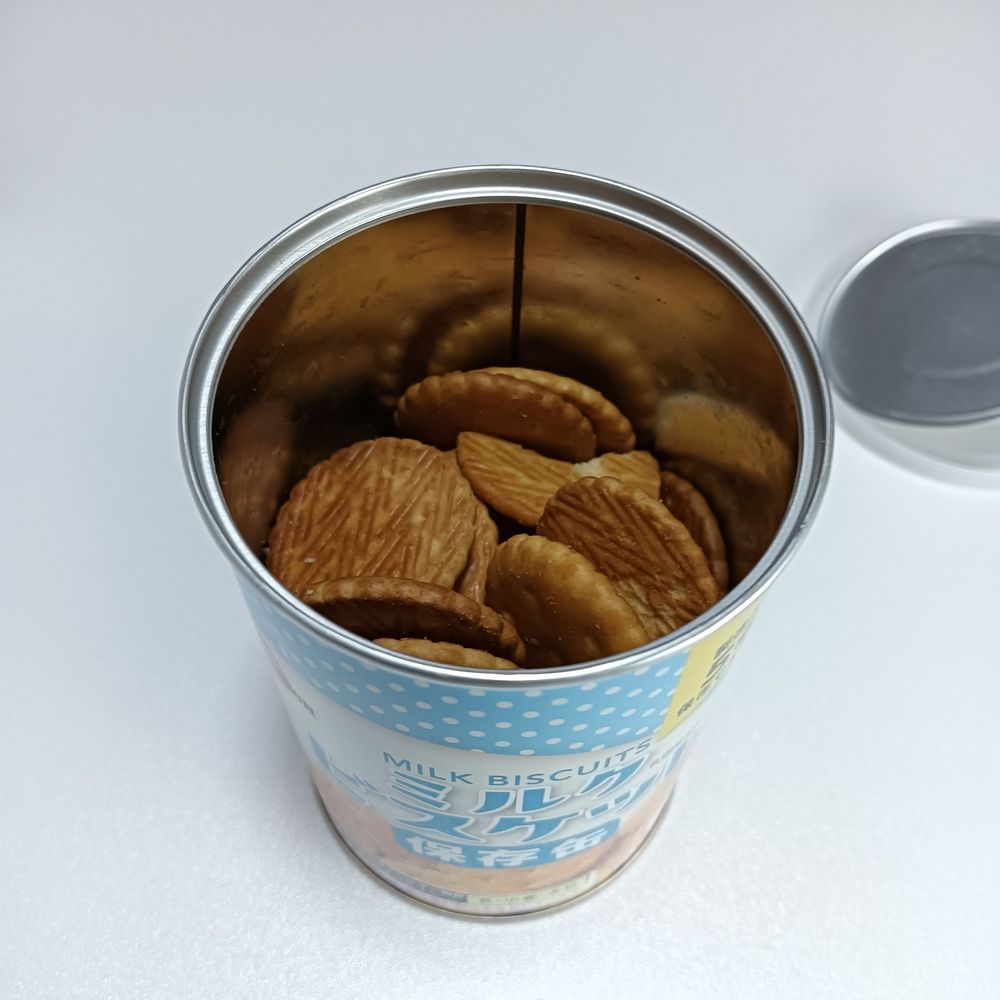ブルボンのミルクビスケット缶の蓋を開けた中身。