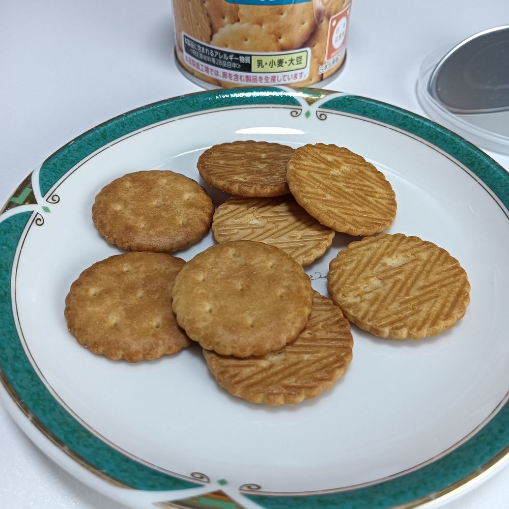 ブルボンのミルクビスケットを皿の上に出した。