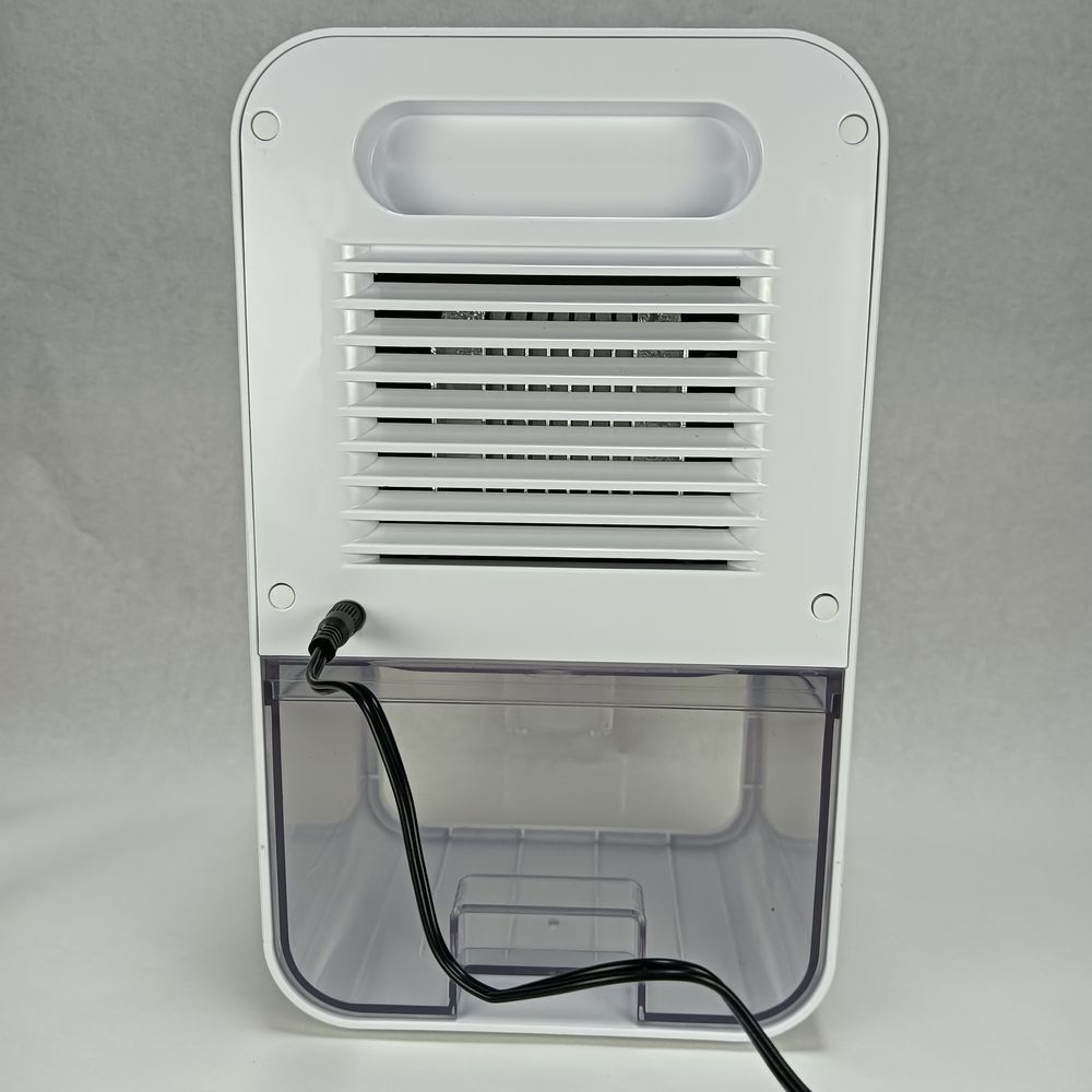ペルチェ式除湿機WB-EDH22-001の裏側にある取っ手、吸い込み口、電源コード差し込み口、タンク。