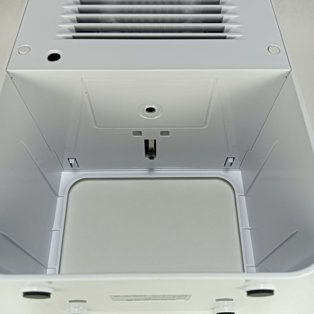 ペルチェ式除湿機WB-EDH22-001のフロートが押す自動停止システムのボタン。