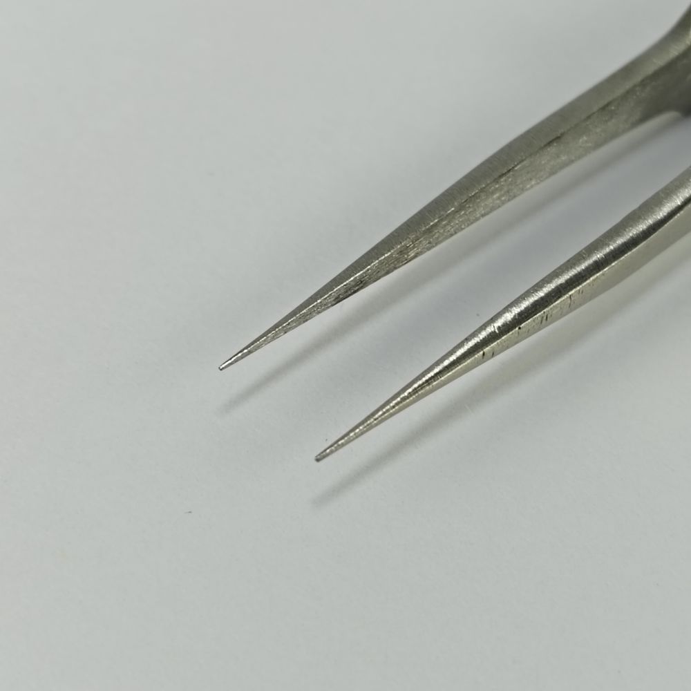 太洋電機産業(goot) 精密ピンセット 極細タイプ TS-14の先端部を拡大。