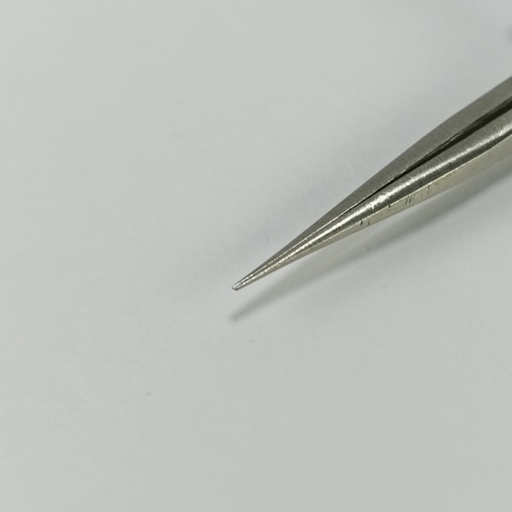 太洋電機産業(goot) 精密ピンセット 極細タイプ TS-14の先端部を閉じた状態を拡大。