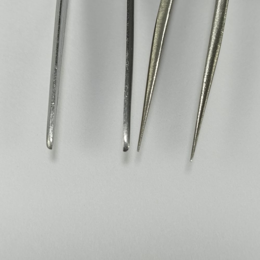 普通のピンセットと太洋電機産業(goot) 精密ピンセット 極細タイプ TS-14の先端部を比べた状態。